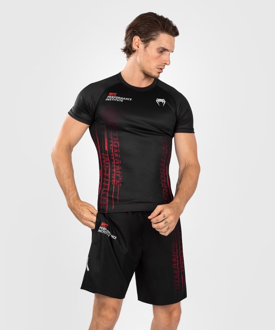 ufc venum performance institute 2.0 rashguard met korte mouwen voor heren - zwartrood