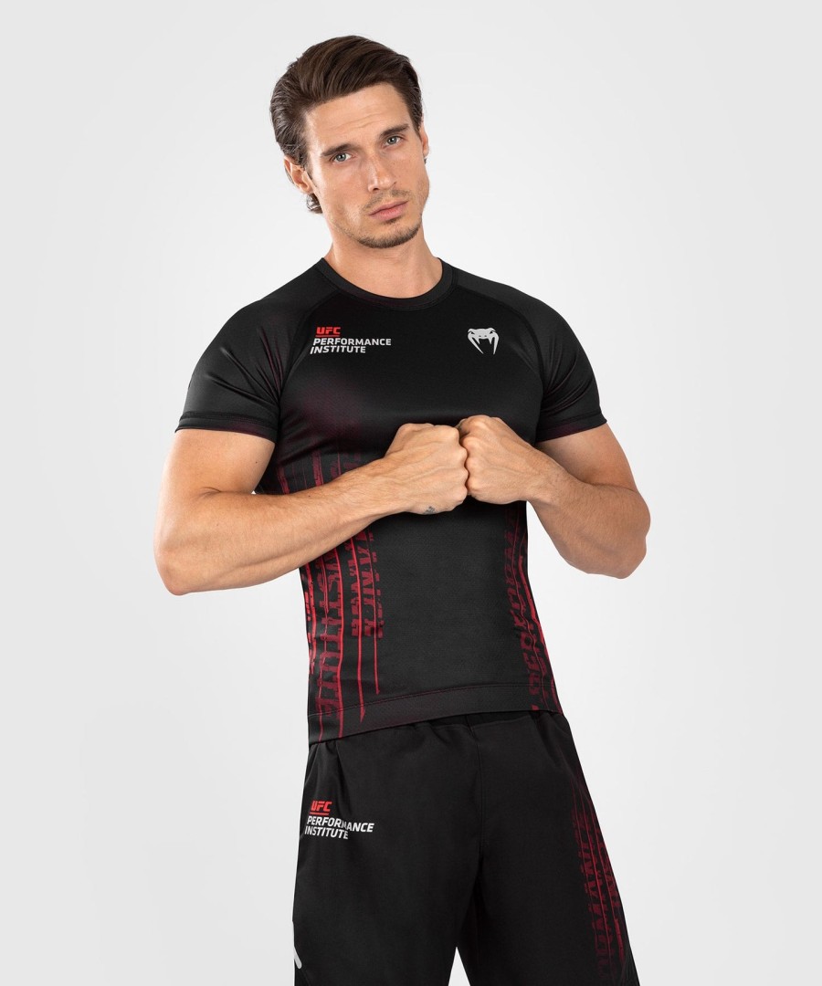ufc venum performance institute 2.0 rashguard met korte mouwen voor heren - zwartrood
