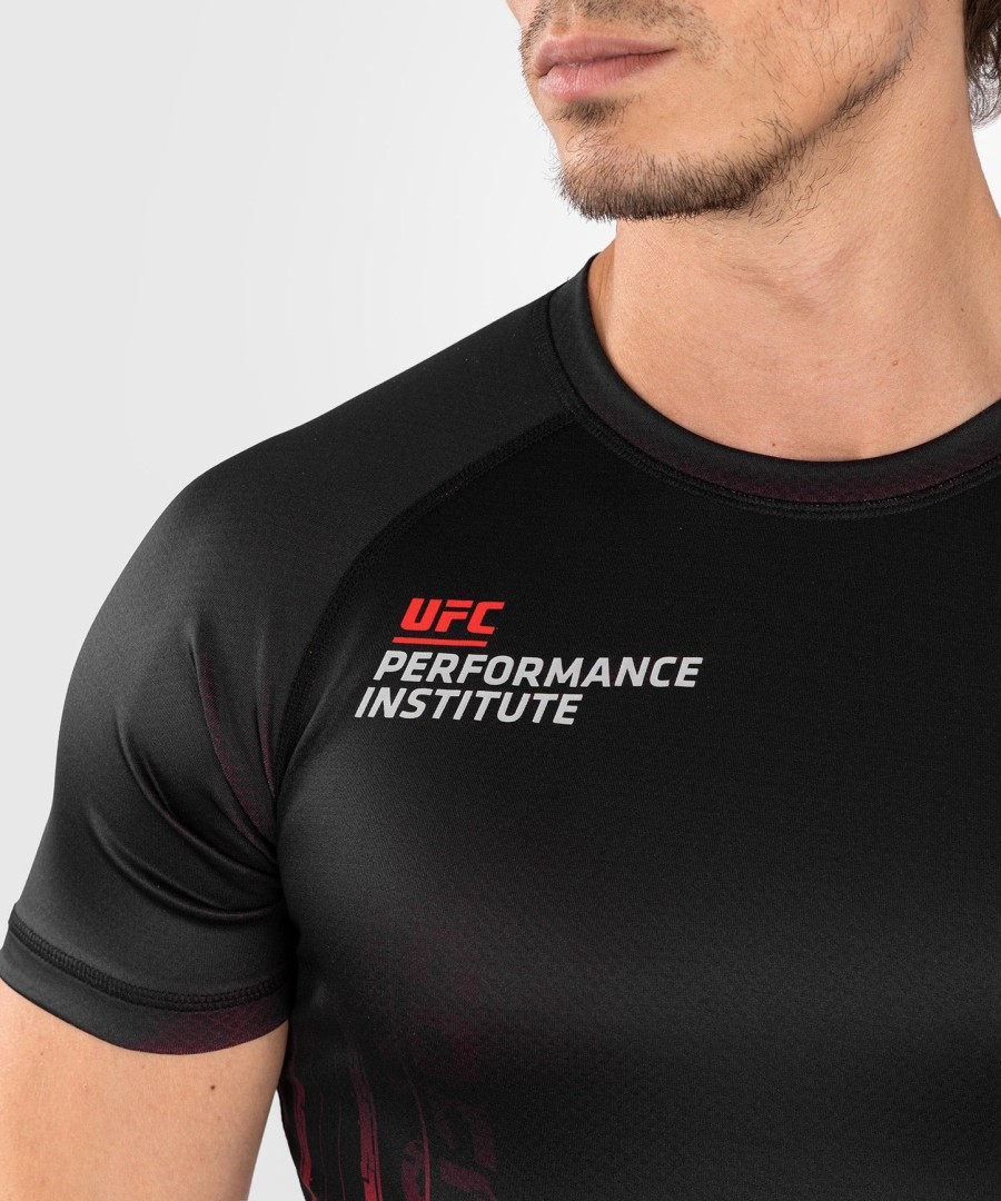 ufc venum performance institute 2.0 rashguard met korte mouwen voor heren - zwartrood
