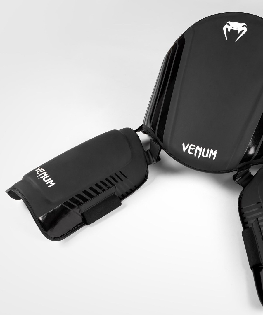 venum challenger buik- en pootbeschermer - zwartwit